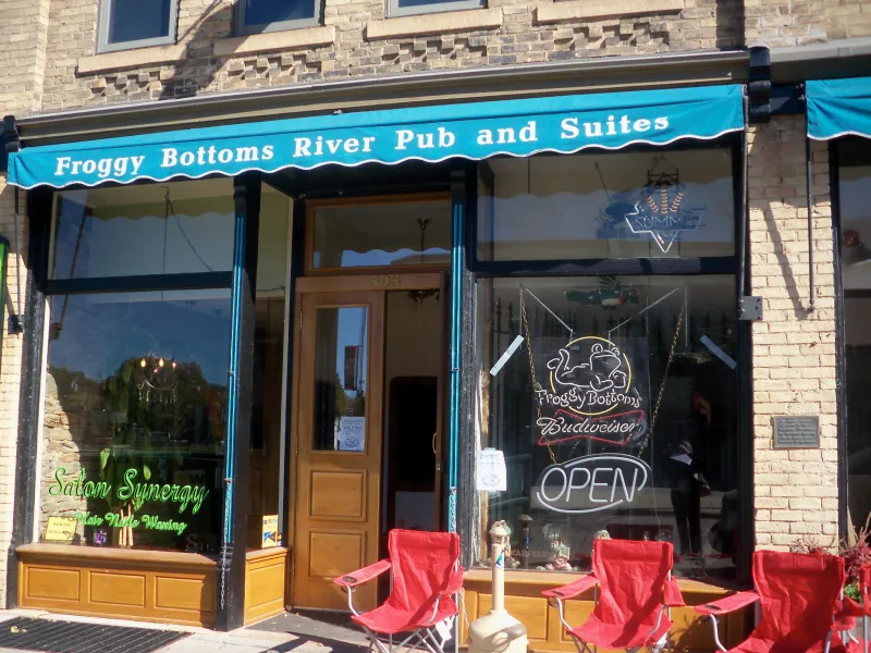 Froggy Bottoms River Pub & Grill