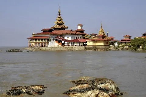 Kyaikkami Yele Paya (Pagoda in the Sea)
