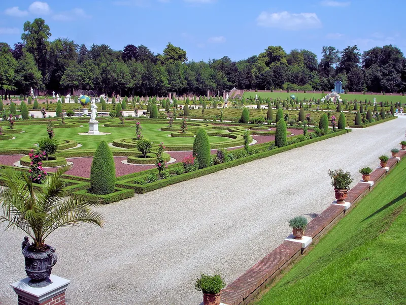 LOO Palace Gardens