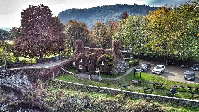Tu Hwnt i'r Bont Tearooms