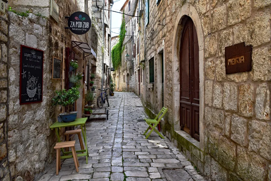 Hvar’s Hidden Flavors: Where to Find Authentic Dalmatian Cuisine