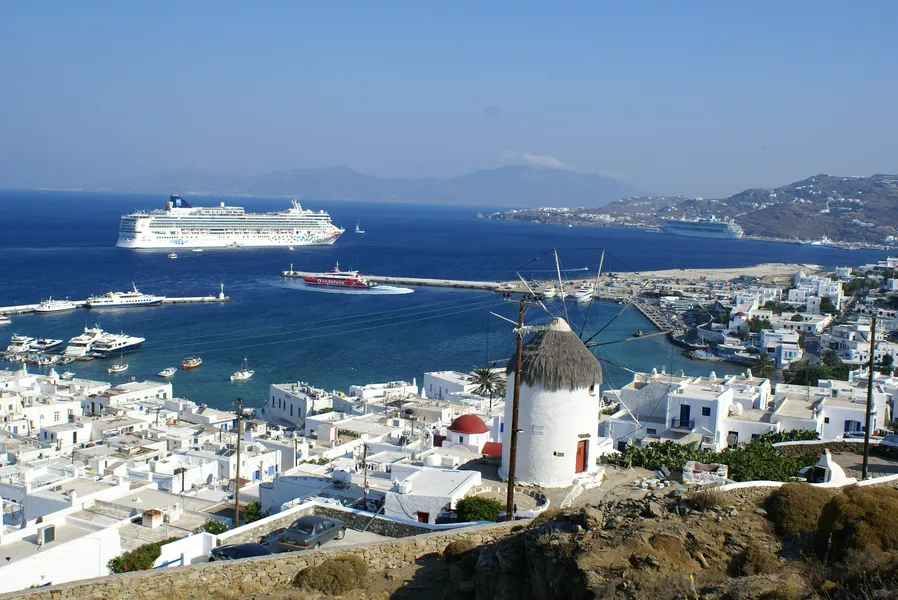 Cycladic Comfort: Best Mid-Range Stays in Mykonos
