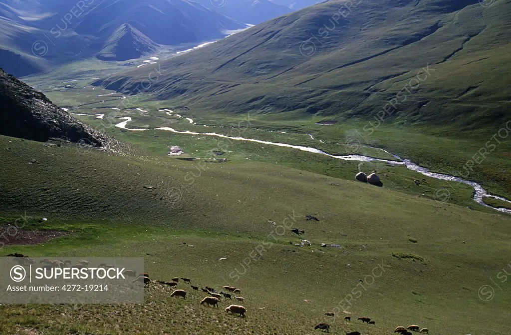 Hiking in Tash Rabat Valley