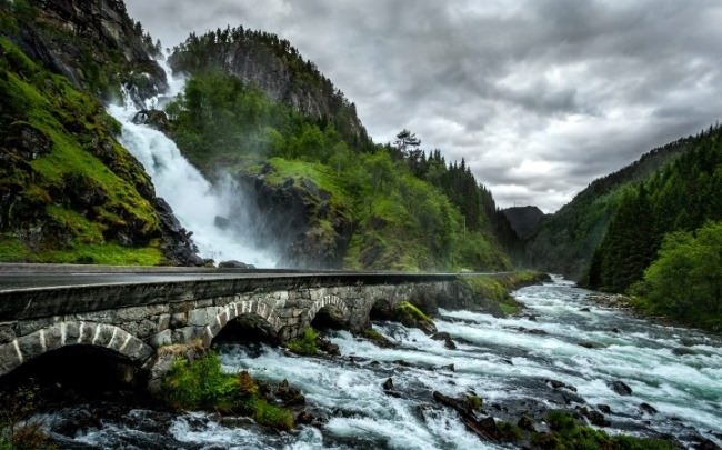 Låtefossen Waterfall